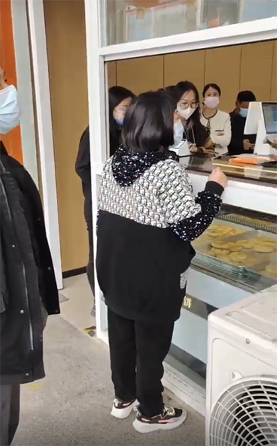 2022年3月6日，幾批客戶一起看店試吃中……(圖2)